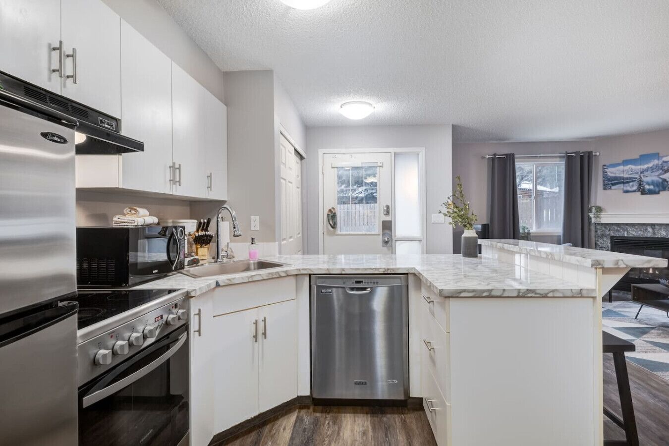 Réfrigérateur, four à micro-ondes, un four, surface de cuisson