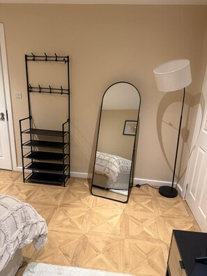 Iron/ironing board, WiFi, bed sheets