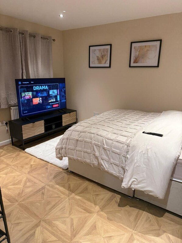 Iron/ironing board, WiFi, bed sheets