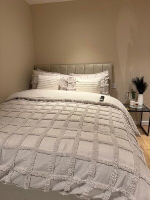 Tabla de planchar con plancha, wifi, ropa de cama