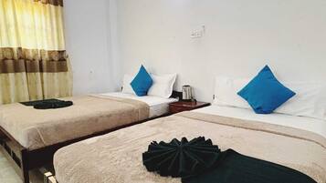 Triple Room | Desk, iron/ironing board, free WiFi