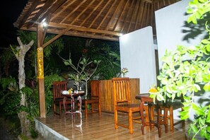 Outdoor dining - Kurnia Guest House and Spa (Penida Island)