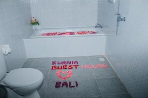 Double Room, Garden View | Bathroom | Bathtub, towels