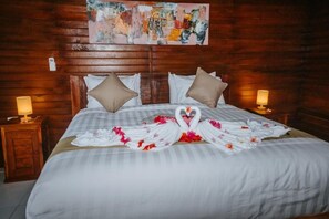 Escritorio, tabla de planchar con plancha y wifi gratis 