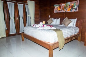 Desk, iron/ironing board, free WiFi - Kurnia Guest House and Spa (Penida Island)