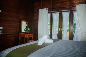 Desk, iron/ironing board, free WiFi - Kurnia Guest House and Spa (Penida Island)