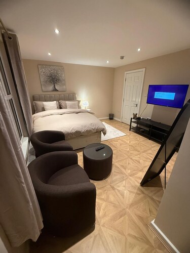 Peaceful and Spacious En-Suite Room in Watford