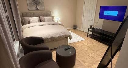 Peaceful and Spacious En-Suite Room in Watford