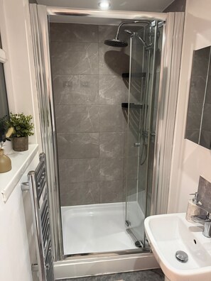 Dusche, Haartrockner, Handtücher, Seife