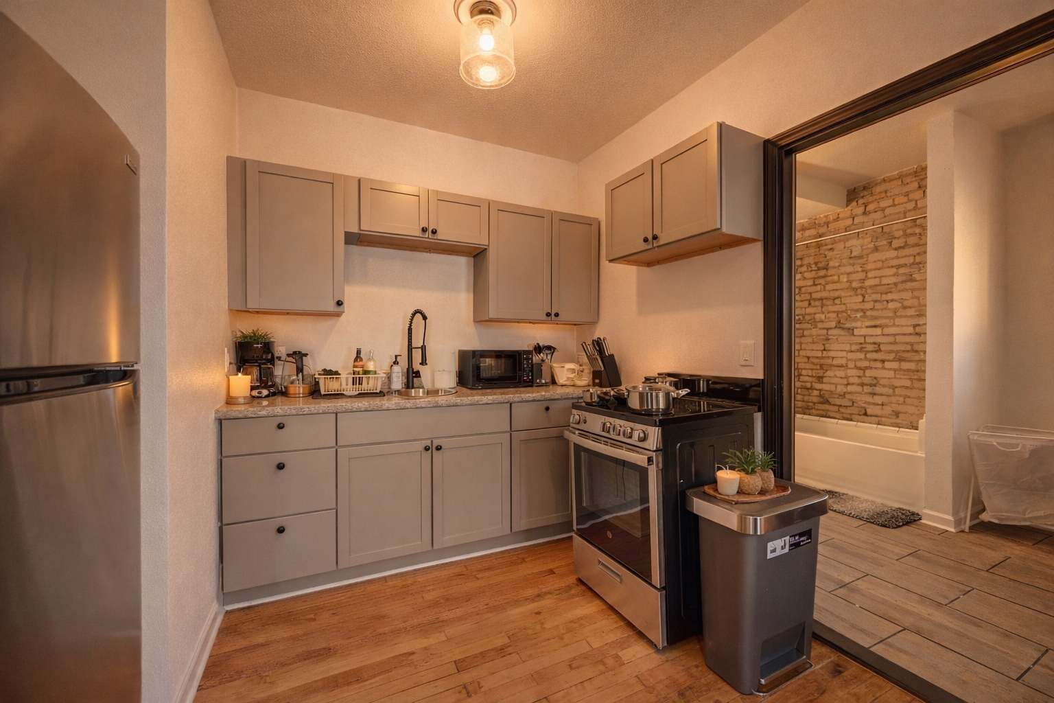 冷蔵庫、電子レンジ、オーブン、コンロ