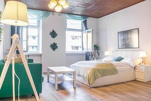 Una camera da letto moderna con un letto, comodini, una scrivania e una sedia.