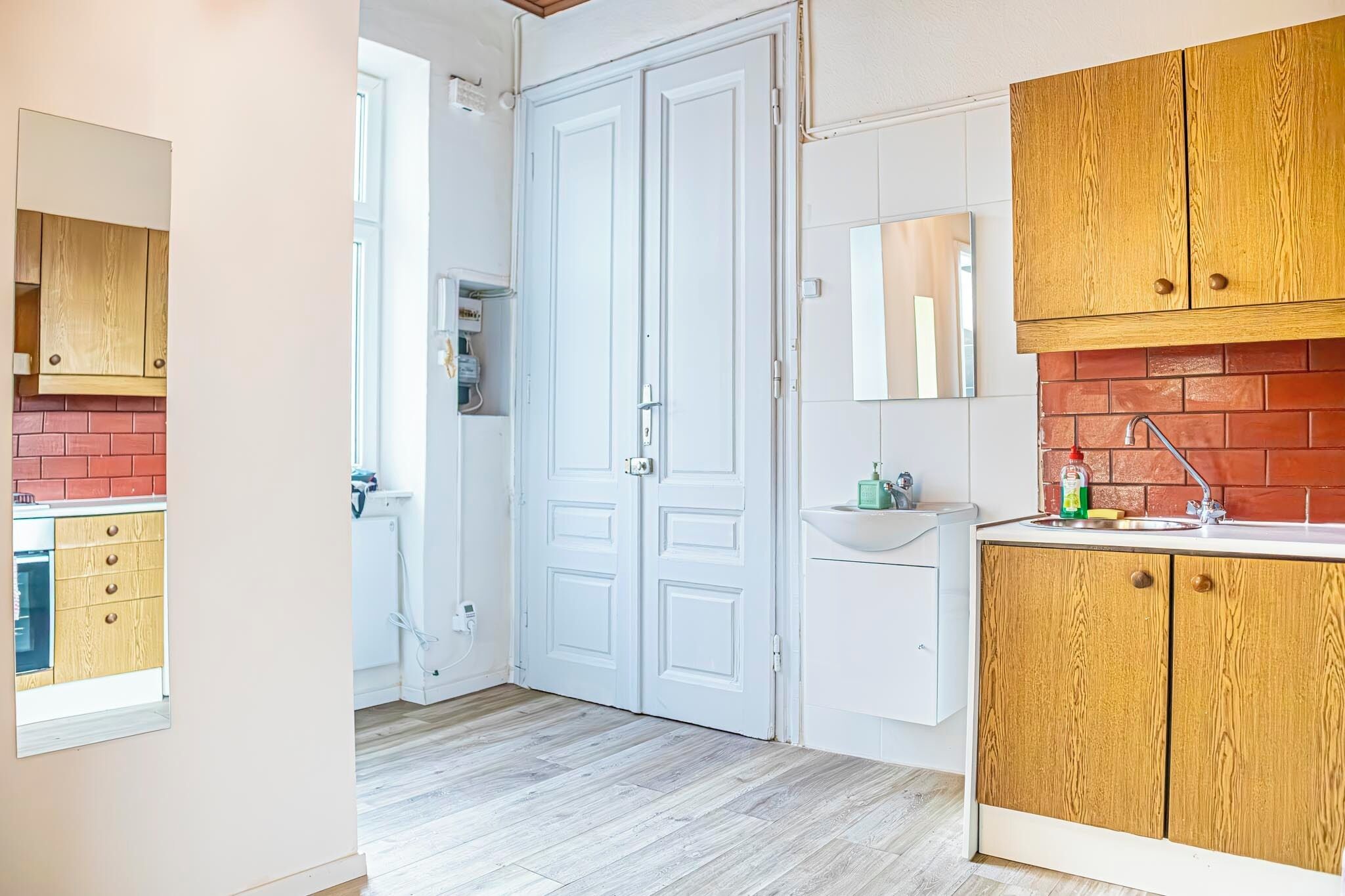 Basic Apartment | Bathroom | Shower, free toiletries, hair dryer, towels