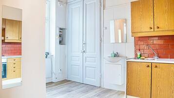 Basic Apartment | Bathroom | Shower, free toiletries, hair dryer, towels