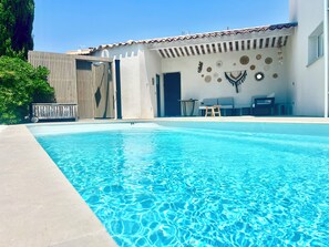 Outdoor pool, a heated pool - Villa 200m from the sea with breathtaking Mediterranean views (Sausset-les-Pins)