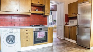 Basic Room | Private kitchen | Fridge, microwave, oven, stovetop