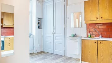 Basic Room | Bathroom | Shower, hair dryer, towels, soap