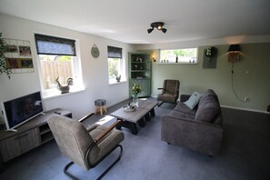 Bungalow | Living area - Charming Beachside Base in Noordwijk (Noordwijk)