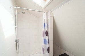 Bungalow | Bathroom - Charming Beachside Base in Noordwijk (Noordwijk)