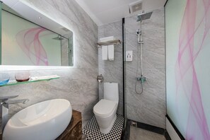 Habitación de lujo con 2 camas individuales, vistas a la ciudad | Baño | Ducha, secador de pelo, toallas y jabón