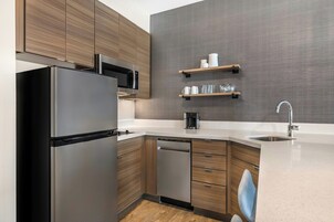 Studio Suite, 2 Queen Beds | Private kitchen