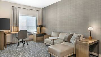Studio Suite, 1 King Bed | Living area