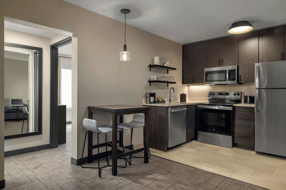 Coffee/tea maker, dining tables