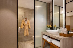 Superior Twin Room | Bathroom | Soap, shampoo, toilet paper - Richmond International Hotel (Guangzhou)