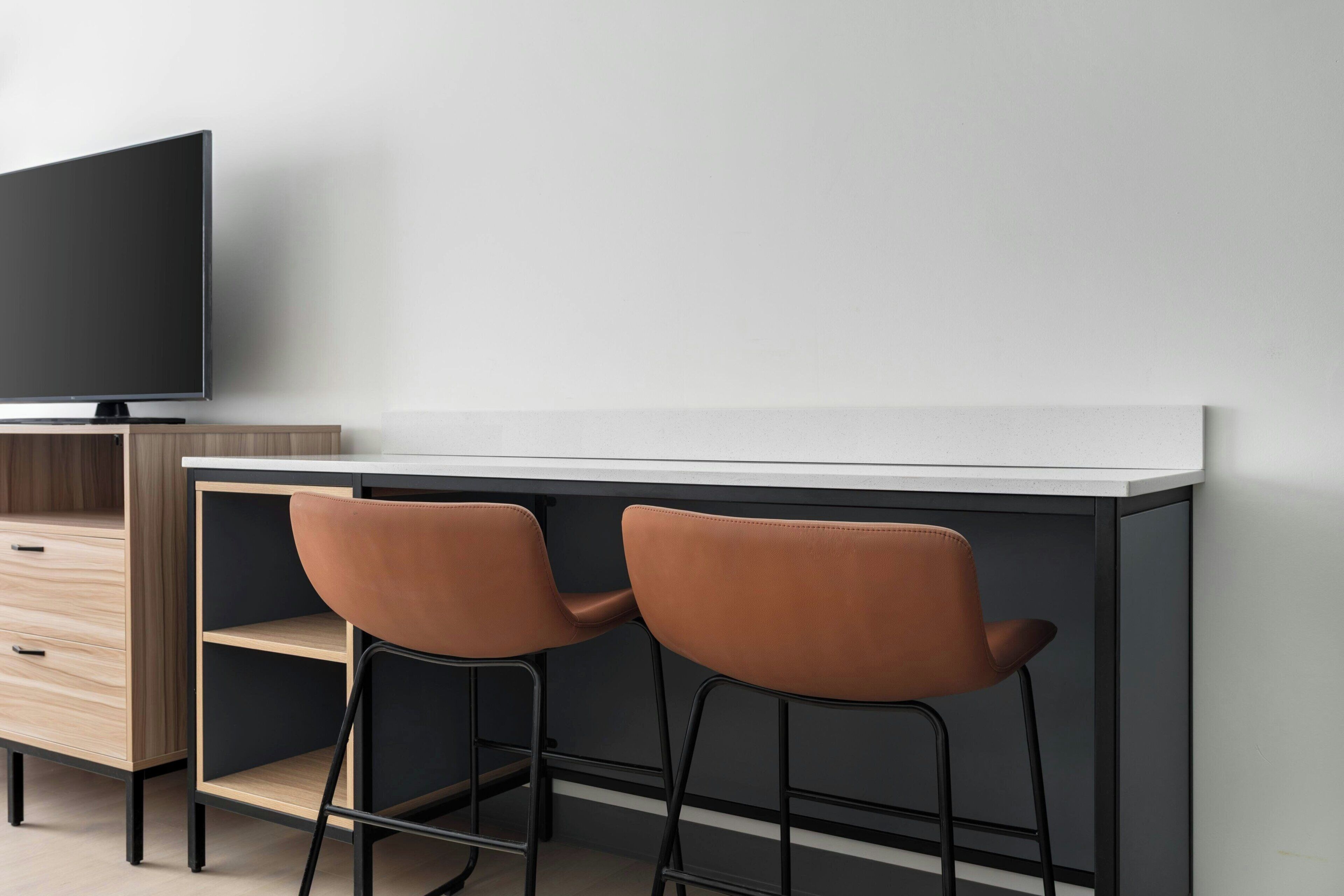 Een bureau, een laptopwerkplek, gratis wifi, beddengoed