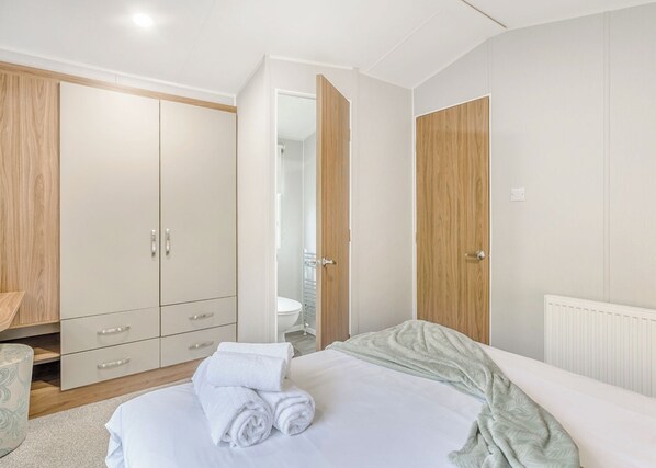 3 bedrooms - Gold Premium 3, Slps 8, parking (Porthcawl)