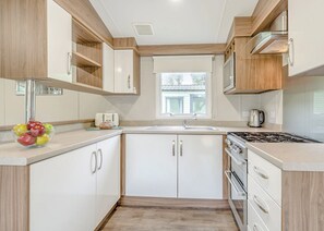 Réfrigérateur, four, plaque de cuisson, grille-pain