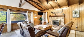 Ruby Retreat – Mountain Views, 2 Decks, Fire Pit, Creek, Fast WiFi, Generator