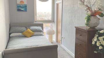 Iron/ironing board, internet, bed sheets