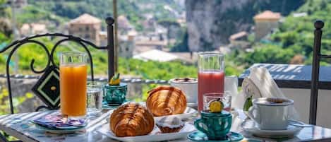 House, 2 Bedrooms, Air conditioning, Valley View | Outdoor dining