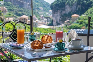 Outdoor dining - Fior d'Arancio (Amalfi)