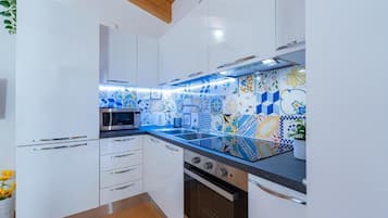 Maison, 2 chambres, climatisation, vue vallée | Cuisine privée | Grand réfrigérateur, micro-ondes, four, plaque de cuisson