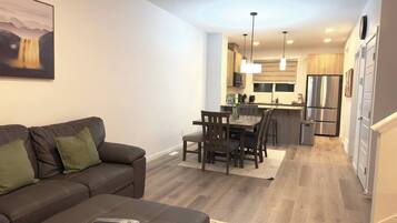 House, 3 Bedrooms, Smoking, City View | Dining room