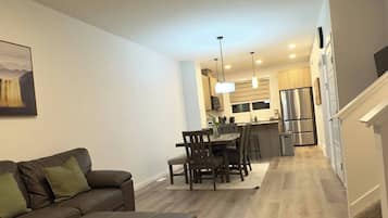 House, 3 Bedrooms, Smoking, City View | Living room | Books