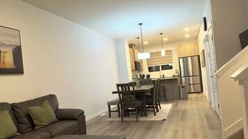 House, 3 Bedrooms, Smoking, City View | Living room | Books