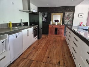 Private kitchen - Secret valley hideaway close to Lincoln uni, city, but totally secluded. (Lansdowne)