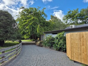 Property grounds - Secret valley hideaway close to Lincoln uni, city, but totally secluded. (Lansdowne)