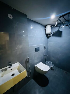 Dusche, kostenlose Toilettenartikel, Handtücher