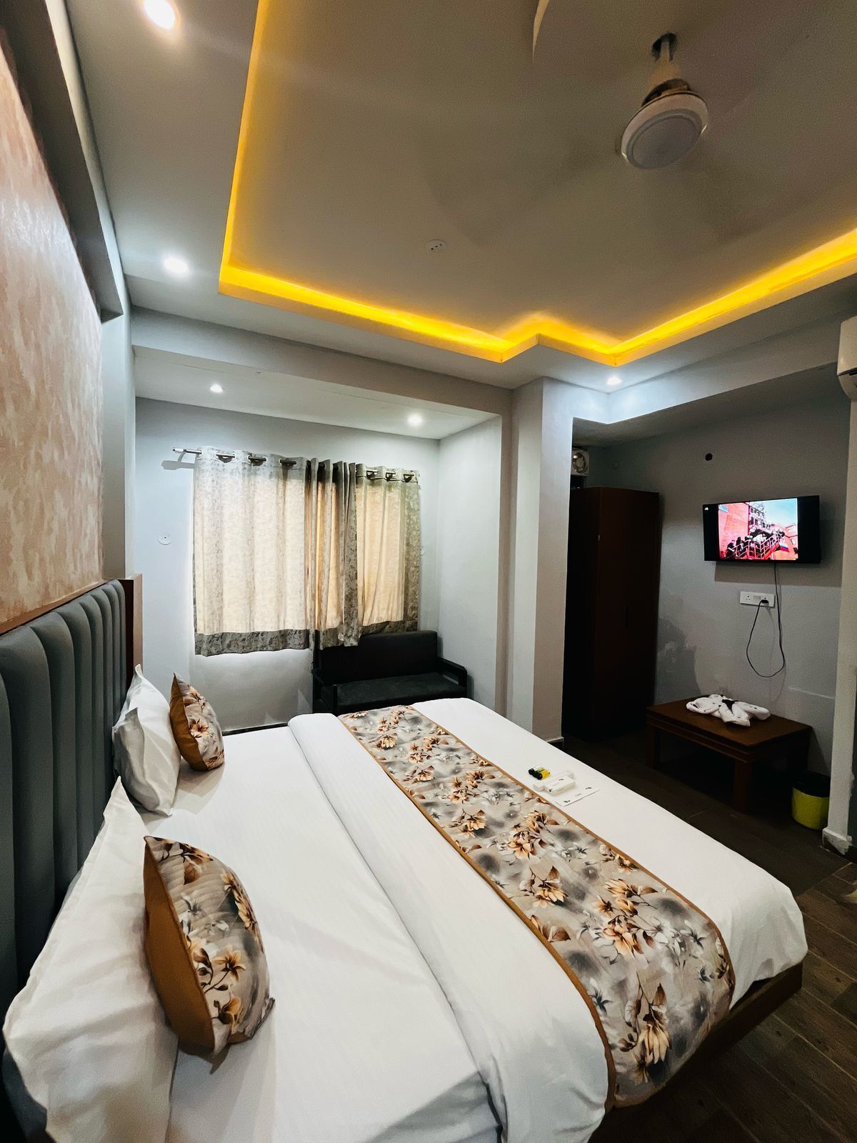 Desk, laptop workspace, free WiFi