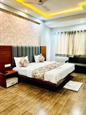 Schreibtisch, laptopgeeigneter Arbeitsplatz, kostenloses WLAN