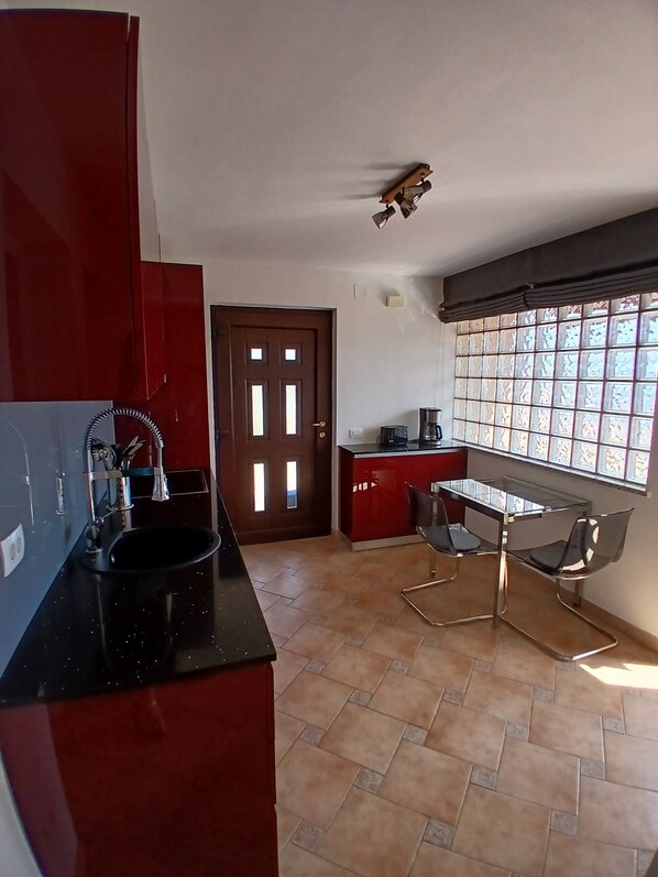 Fridge, oven, stovetop, dishwasher