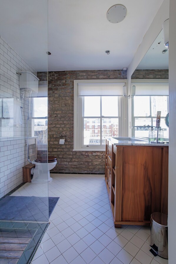 Hair dryer, towels, soap, toilet paper - Beautiful house with terrace and roof terrace. Notting Hill Village (London)