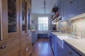 Fridge, oven, stovetop, dishwasher - Beautiful house with terrace and roof terrace. Notting Hill Village (London)