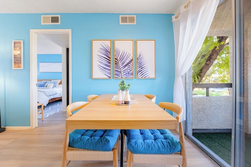 Designer Resort Style - 1 King Bed Apartment, Pool, Gym in beautiful Gilbert AZ