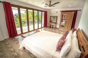 Villa familiar, vistas al mar | Caja fuerte, tabla de planchar con plancha, wifi gratis