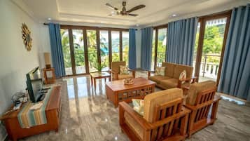 Family Apartment, Sea View | Living area | TV