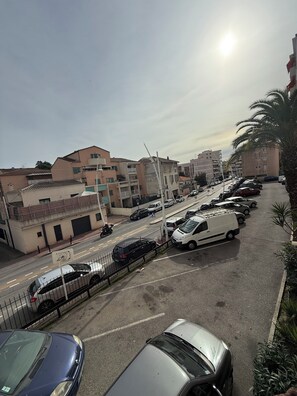 Property grounds - Serene 3-bedroom apartment with AC in beautiful Cannes (Cannes)